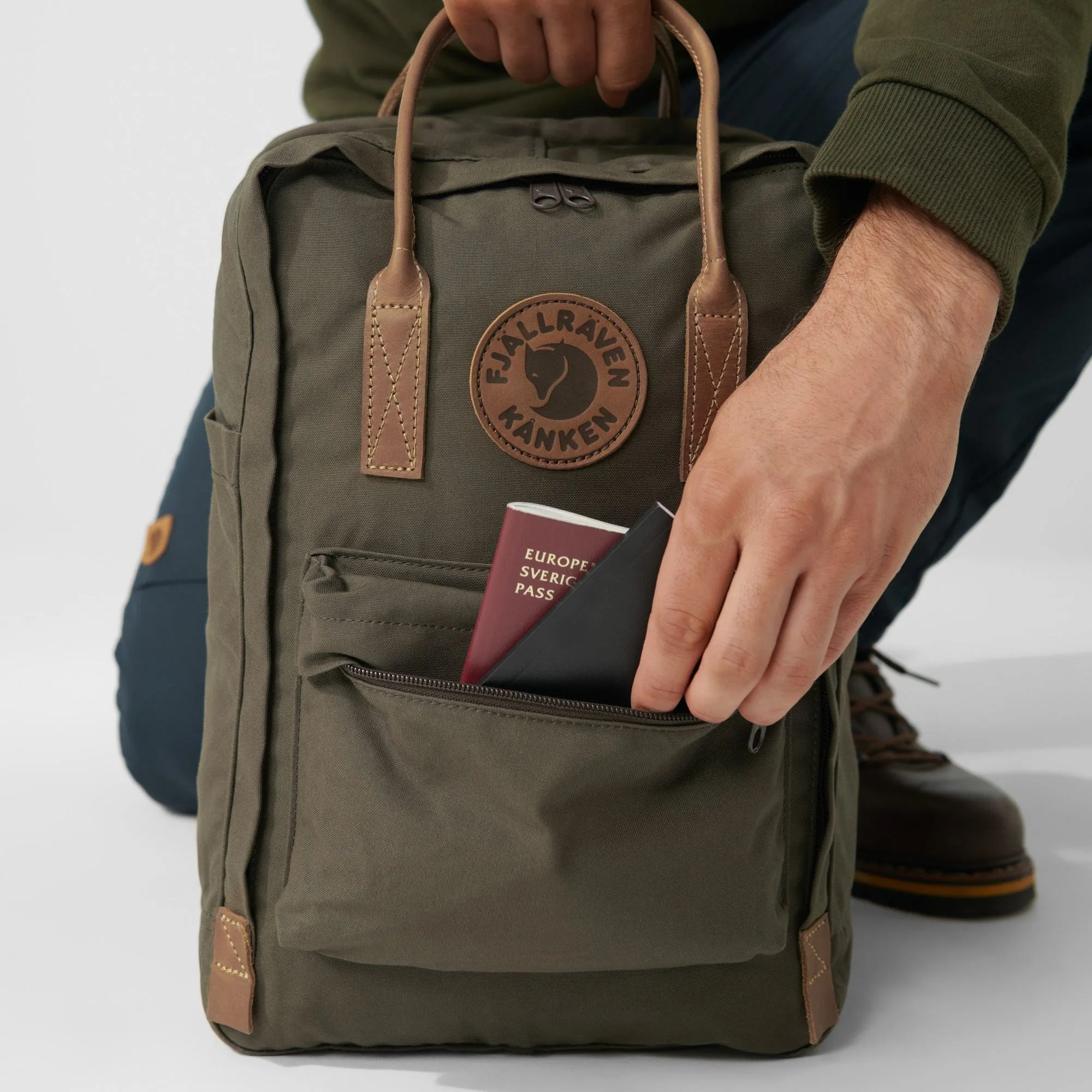 KÅNKEN NO. 2 LAPTOP 15" // Dark Olive